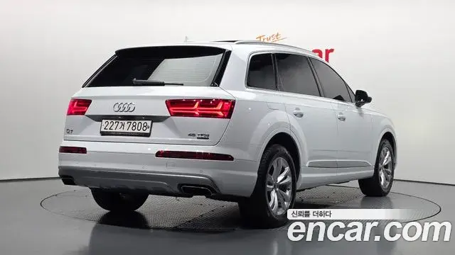 Audi Q7 2019 — Фото 2/20