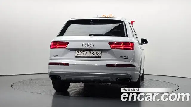 Audi Q7 2019 — Фото 4/20