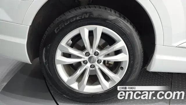 Audi Q7 2019 — Photo 30/34