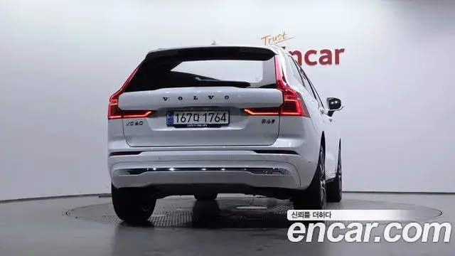 Volvo XC60 2023 — Şəkil 28/32