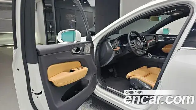Volvo XC60 2023 — Şəkil 8/32