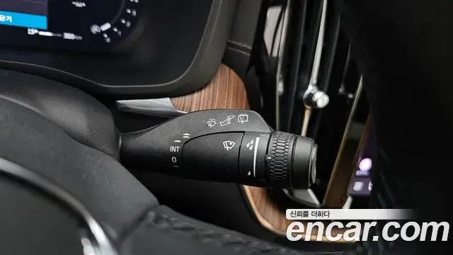 Volvo XC60 2023 — Şəkil 27/32