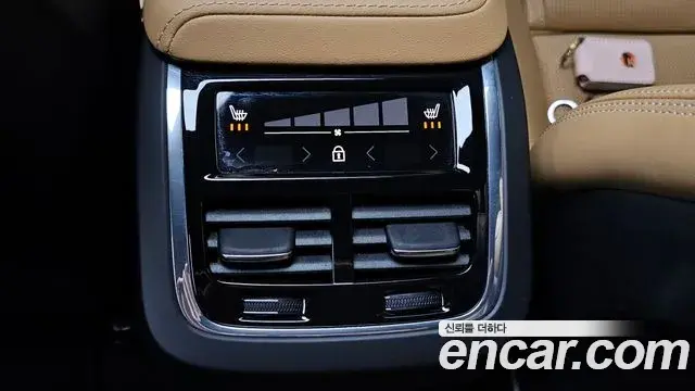 Volvo XC60 2023 — Şəkil 29/32