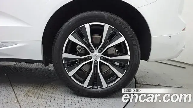 Volvo XC60 2023 — Şəkil 17/32
