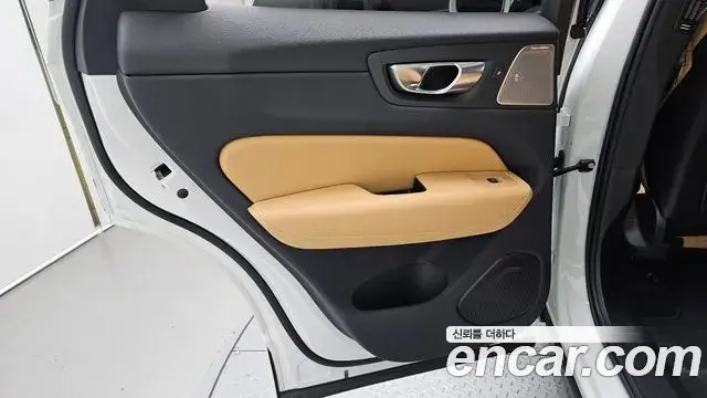Volvo XC60 2023 — Şəkil 16/32
