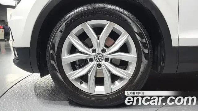 Volkswagen Tiguan 2020 — ფოტო 1/20