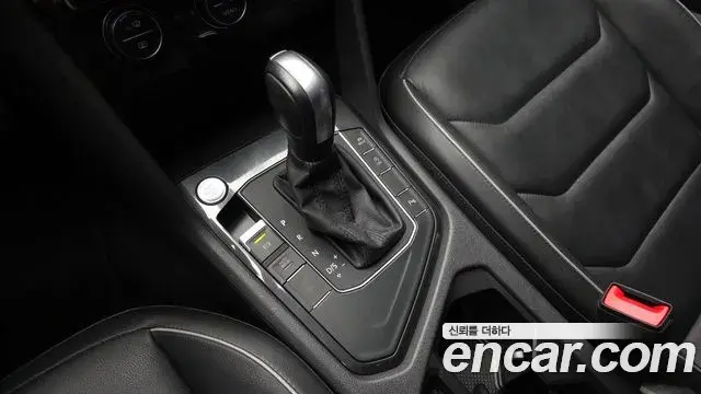 Volkswagen Tiguan 2020 — ფოტო 15/20