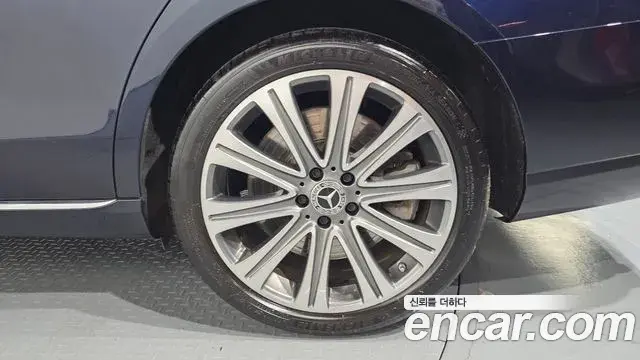 Mercedes-Benz E-Class 2021 — Photo 17/33