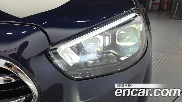 Mercedes-Benz E-Class 2021 — Photo 2/33