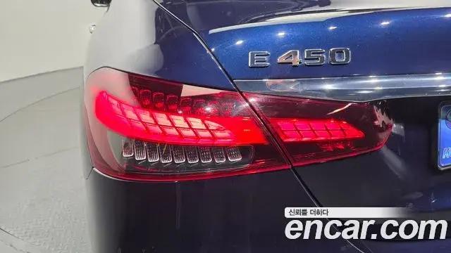 Mercedes-Benz E-Class 2021 — Photo 22/33