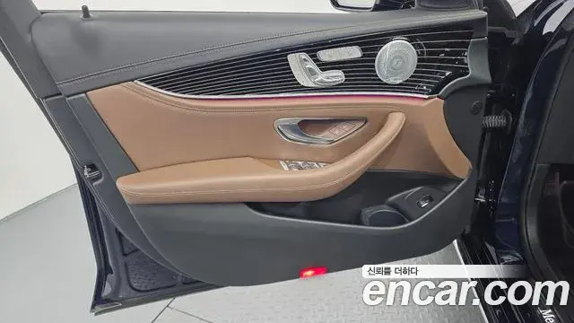 Mercedes-Benz E-Class 2021 — Photo 10/33