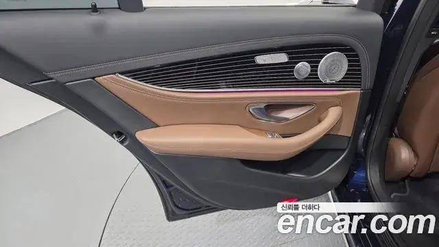 Mercedes-Benz E-Class 2021 — Photo 23/33