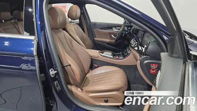 Mercedes-Benz E-Class 2021 — Photo 7/33