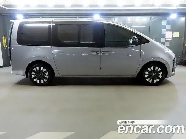 Hyundai Staria 2021 — ფოტო 11/20