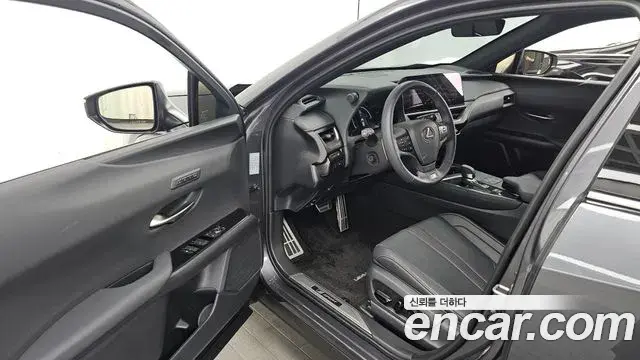 Lexus UX300h 2026 — Photo 4/31