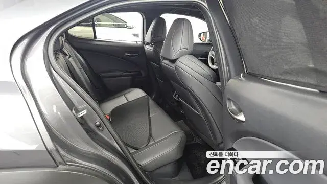 Lexus UX300h 2026 — Photo 15/31
