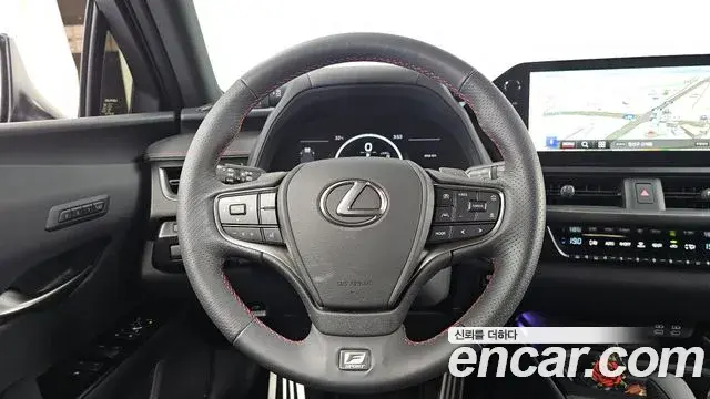 Lexus UX300h 2026 — Photo 2/31