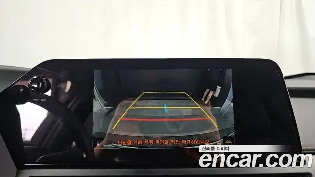 Lexus UX300h 2026 — Photo 6/31