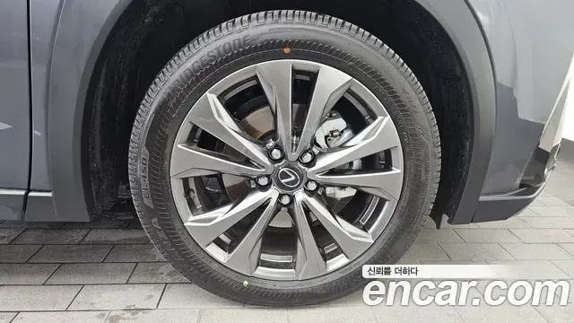 Lexus UX300h 2026 — Photo 7/31