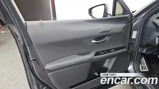 Lexus UX300h 2026 — Photo 30/31