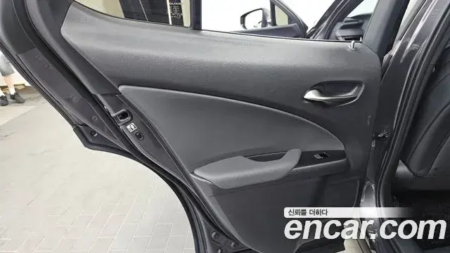 Lexus UX300h 2026 — Photo 27/31