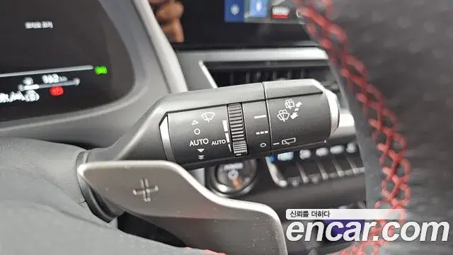 Lexus UX300h 2026 — Photo 5/31