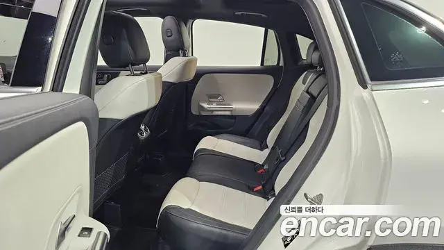 Mercedes-Benz GLA-Class 2023 — ფოტო 7/20