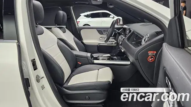 Mercedes-Benz GLA-Class 2023 — ფოტო 8/20