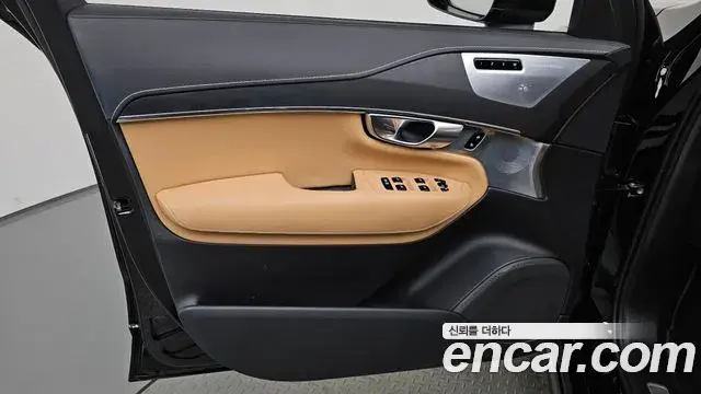 Volvo XC90 2022 — Photo 27/38