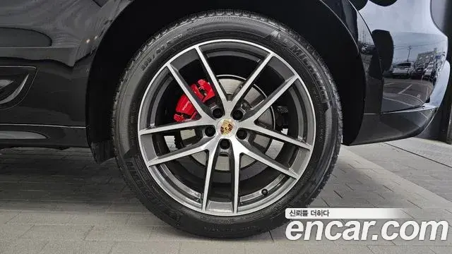 Porsche Macan 2023 — Photo 15/34