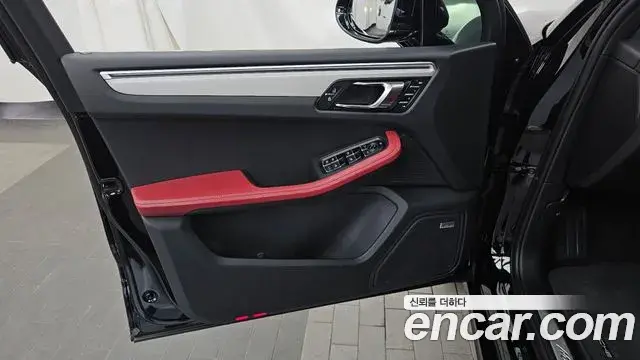 Porsche Macan 2023 — Photo 14/34