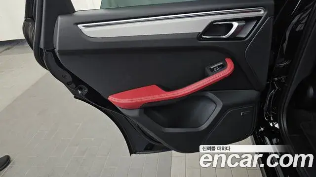 Porsche Macan 2023 — Photo 2/34