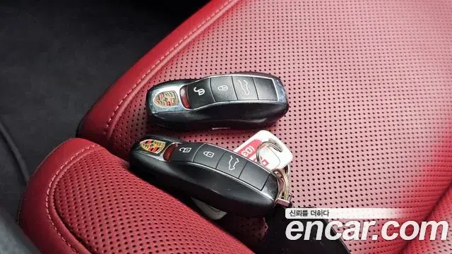 Porsche Macan 2023 — Photo 18/34