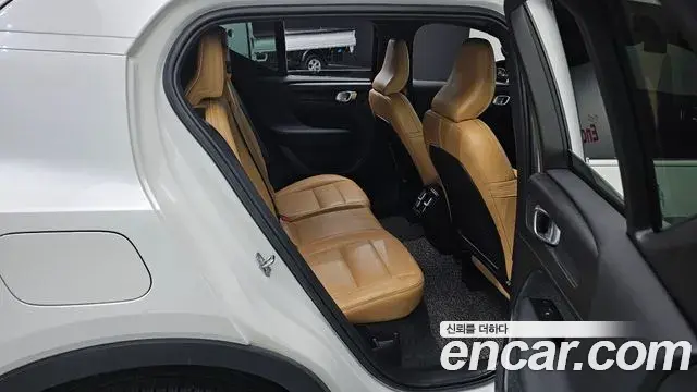 Volvo XC40 2021 — Şəkil 13/20