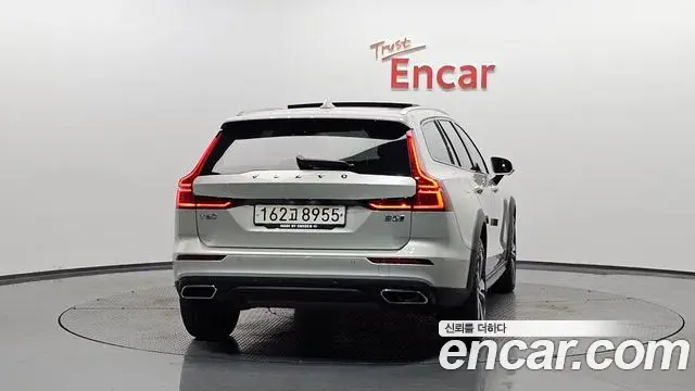 Volvo V60 Cross Country 2020 — ფოტო 19/38