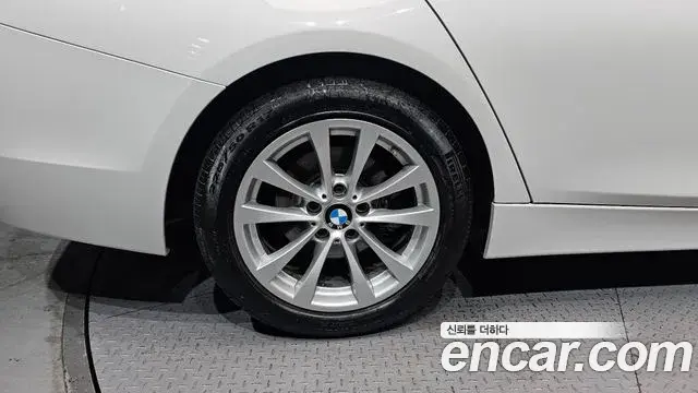 BMW 3 Series 2018 — ფოტო 4/30