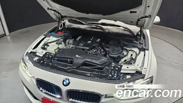 BMW 3 Series 2018 — ფოტო 21/30