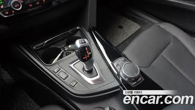 BMW 3 Series 2018 — ფოტო 15/30
