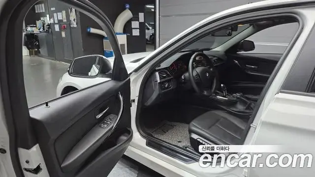 BMW 3 Series 2018 — ფოტო 22/30