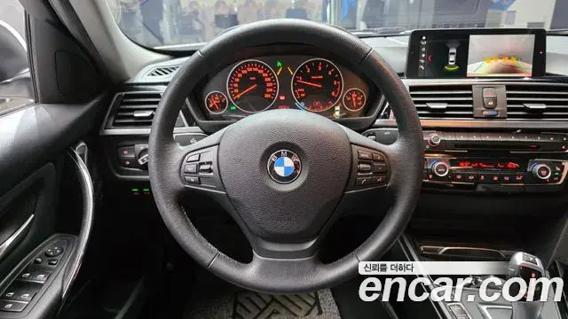BMW 3 Series 2018 — ფოტო 9/30