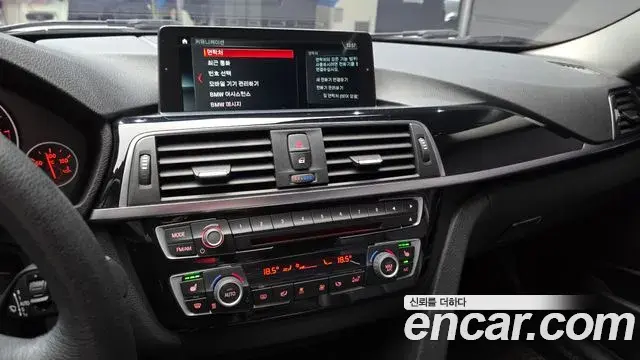 BMW 3 Series 2018 — ფოტო 26/30