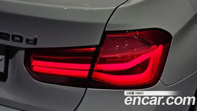 BMW 3 Series 2018 — ფოტო 12/30
