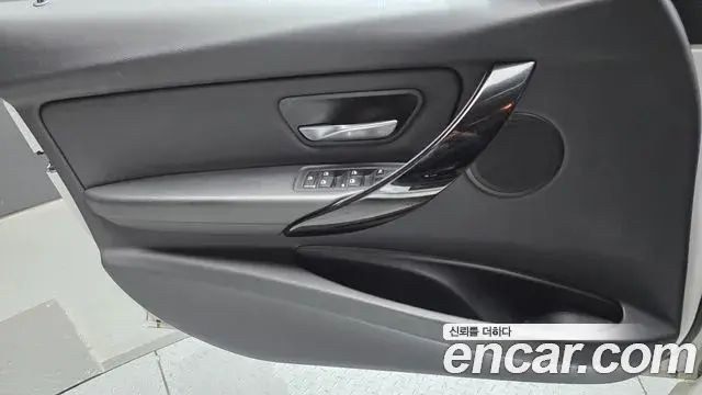 BMW 3 Series 2018 — ფოტო 18/30