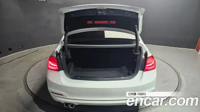 BMW 3 Series 2018 — ფოტო 23/30