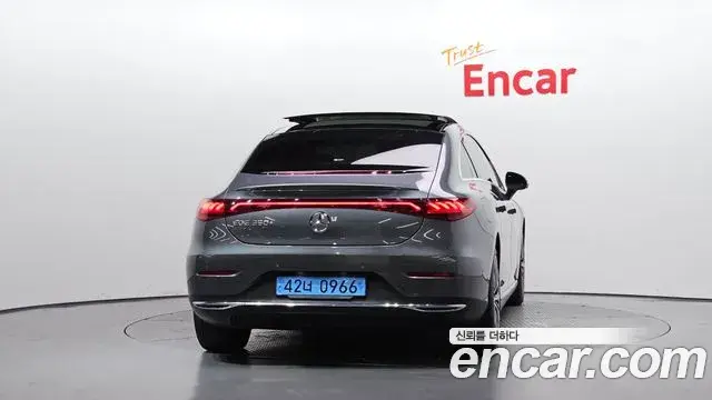 Mercedes-Benz EQE 2022 — ფოტო 21/24