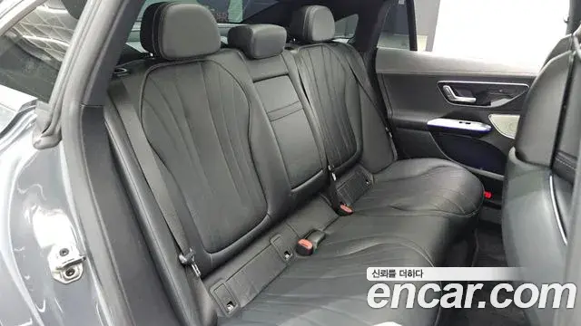 Mercedes-Benz EQE 2022 — ფოტო 8/24