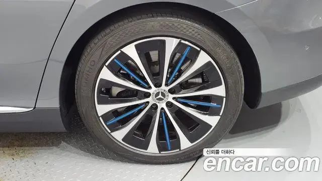 Mercedes-Benz EQE 2022 — ფოტო 7/24