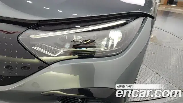 Mercedes-Benz EQE 2022 — ფოტო 13/24