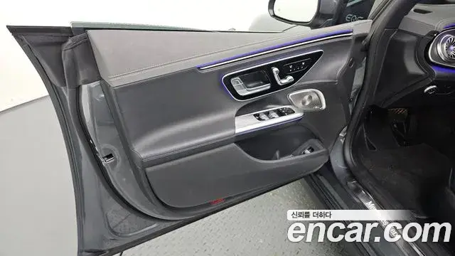 Mercedes-Benz EQE 2022 — ფოტო 20/24