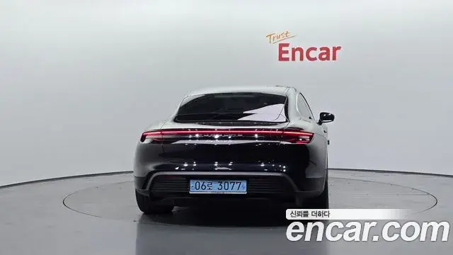 Porsche Taycan 2024 — ფოტო 22/36